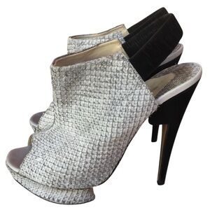 Nicholas Kirkwood Peep Toe Sling Back Heels Gray Scalloped Textured Size 9
